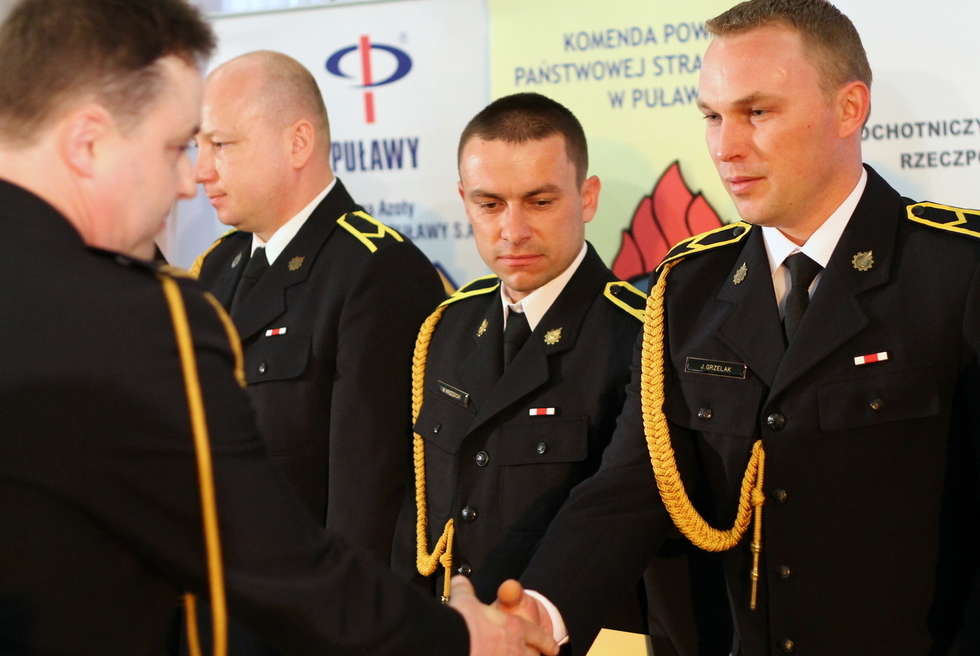  Podziękowania i awanse dla strażaków z powiatu puławskiego (zdjęcie 11) - Autor: Radosław Szczęch