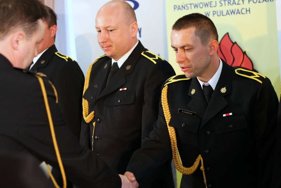  Podziękowania i awanse dla strażaków z powiatu puławskiego (zdjęcie 13) - Autor: Radosław Szczęch