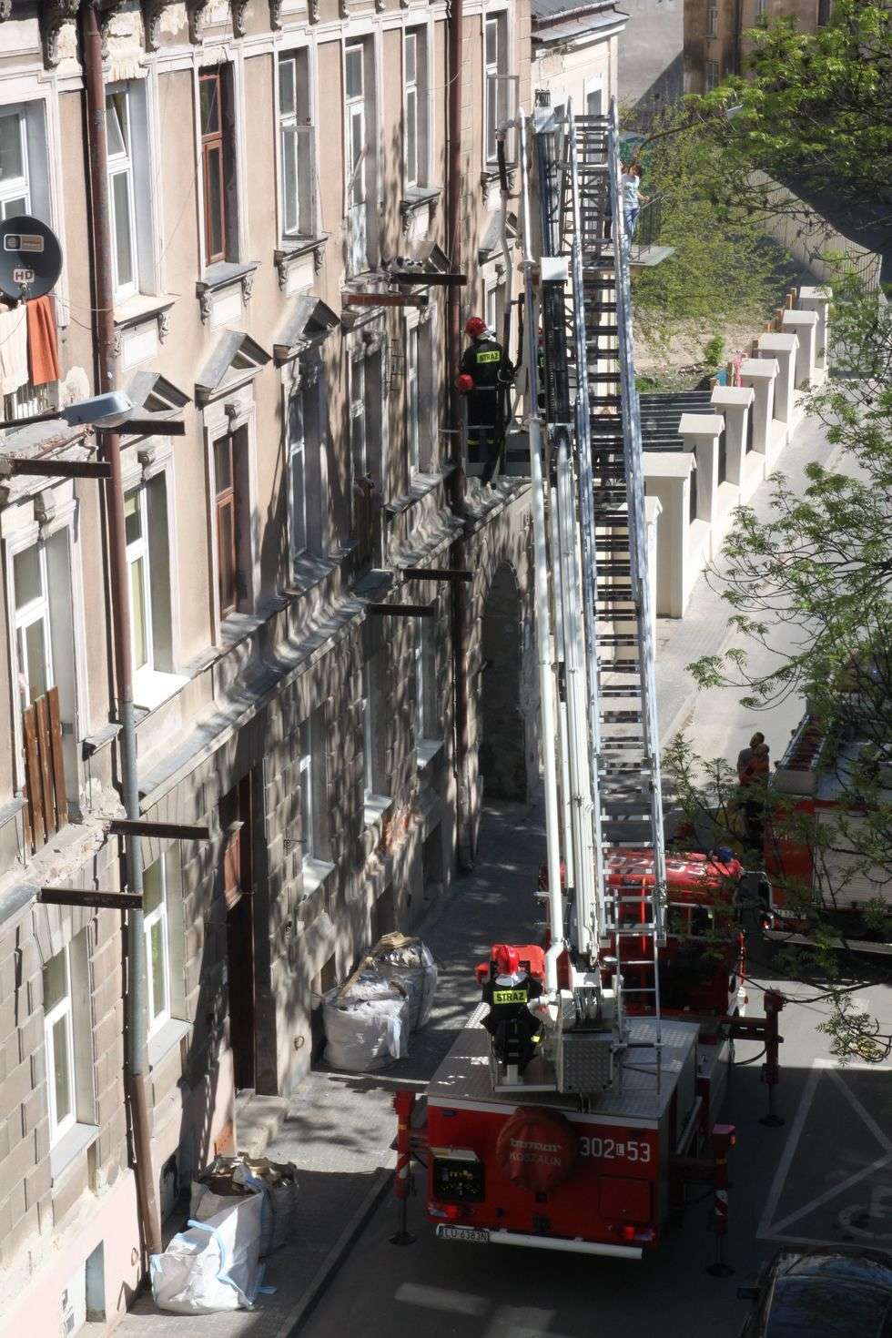  Strażacy zdejmowali kota z dachu  - Autor: Agnieszka Mazuś