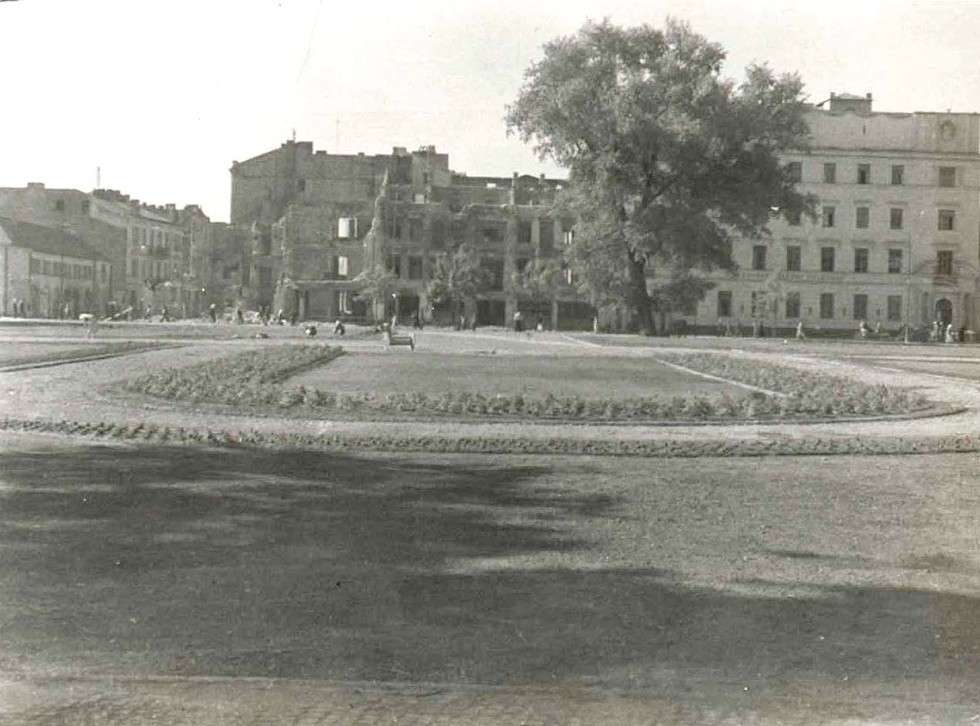  <p>Ruiny budynk&oacute;w na rogu Krakowskiego Przedmieścia i ulicy Kościuszki w Lublinie, zniszczone w czasie bombardowania Lublina we wrześniu 1939 r. Po prawej Baobab</p>