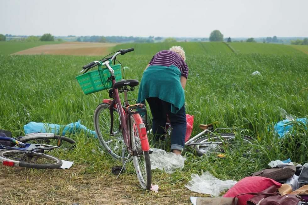  Ktoś wyrzucił ubrania w polu (zdjęcie 9) - Autor: Maciej Kaczanowski