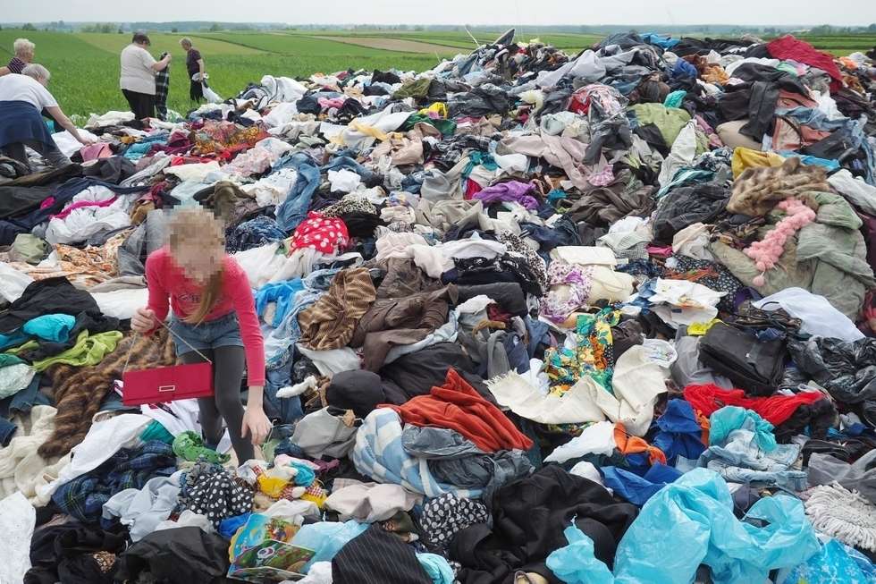  Ktoś wyrzucił ubrania w polu (zdjęcie 4) - Autor: Maciej Kaczanowski