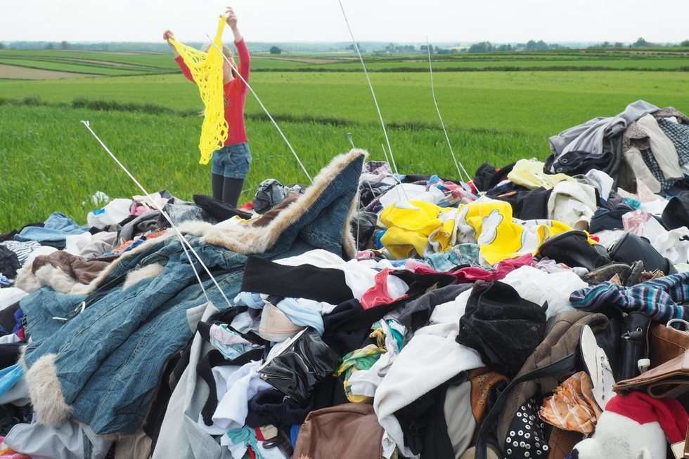  Ktoś wyrzucił ubrania w polu (zdjęcie 1) - Autor: Maciej Kaczanowski