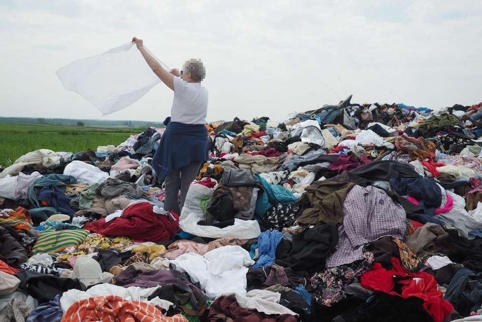 Ktoś wyrzucił ubrania w polu (zdjęcie 2) - Autor: Maciej Kaczanowski