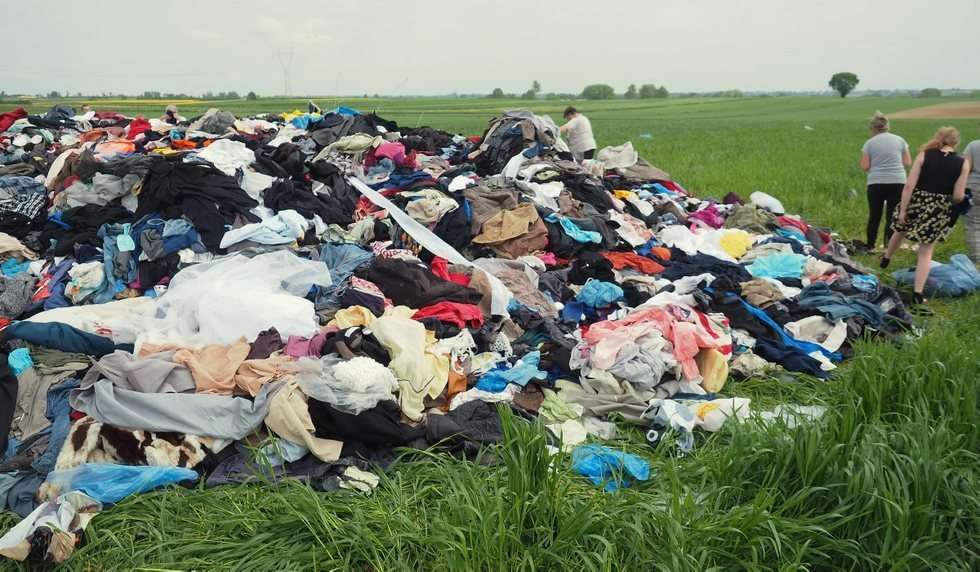  Ktoś wyrzucił ubrania w polu (zdjęcie 5) - Autor: Maciej Kaczanowski