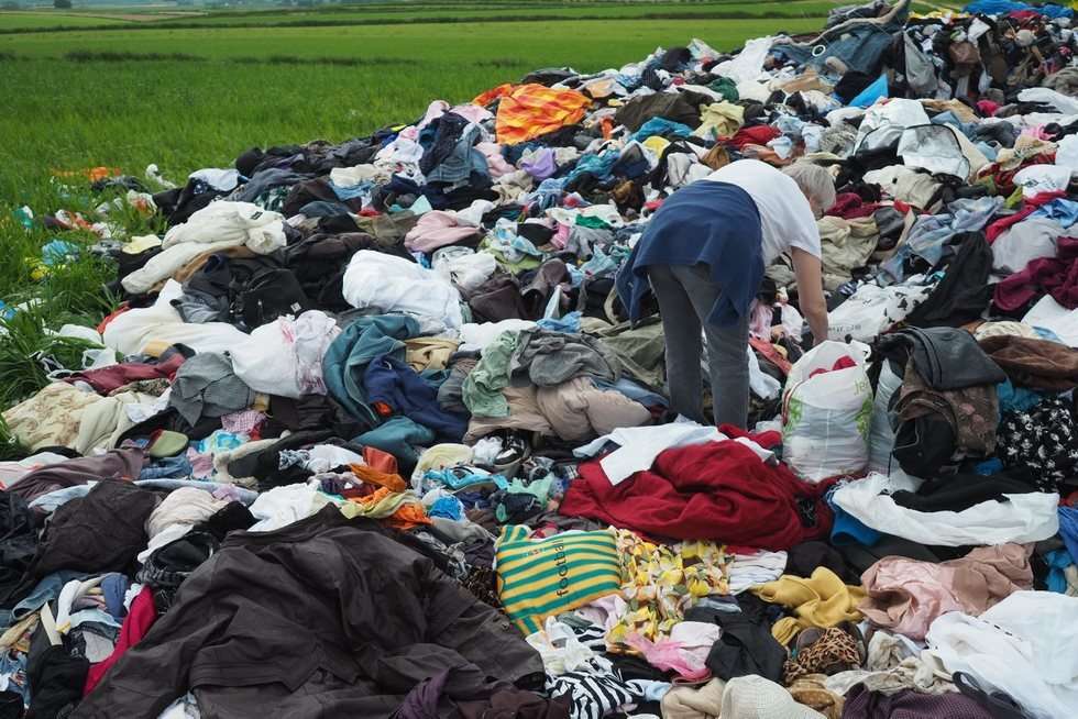  Ktoś wyrzucił ubrania w polu (zdjęcie 11) - Autor: Maciej Kaczanowski