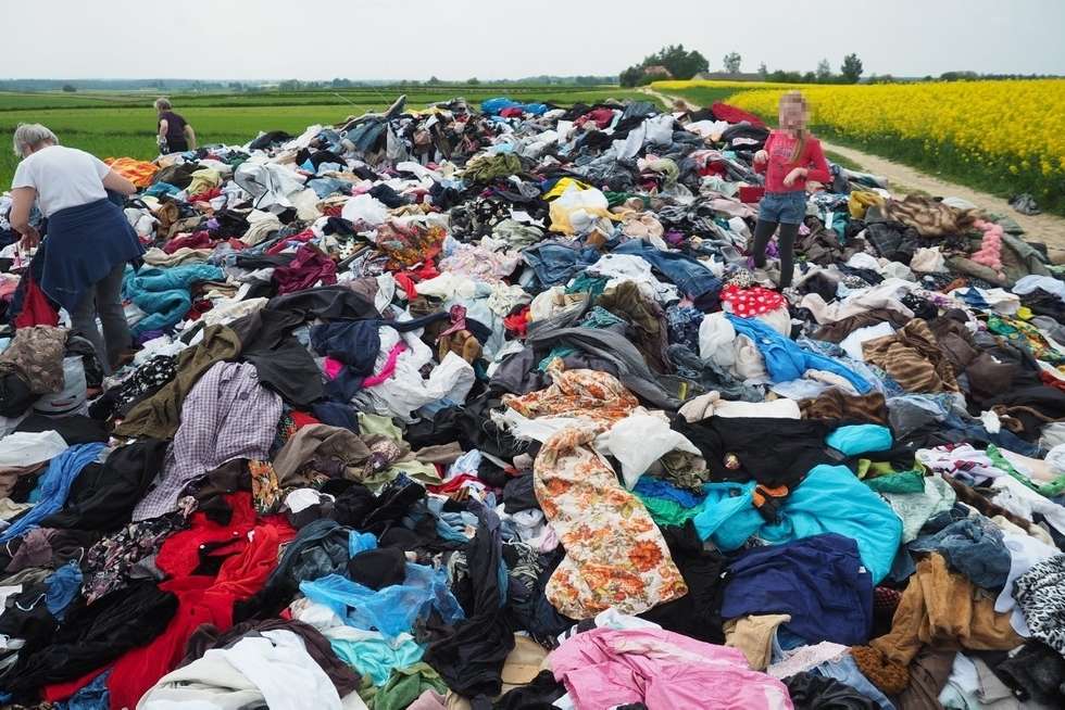  Ktoś wyrzucił ubrania w polu (zdjęcie 7) - Autor: Maciej Kaczanowski