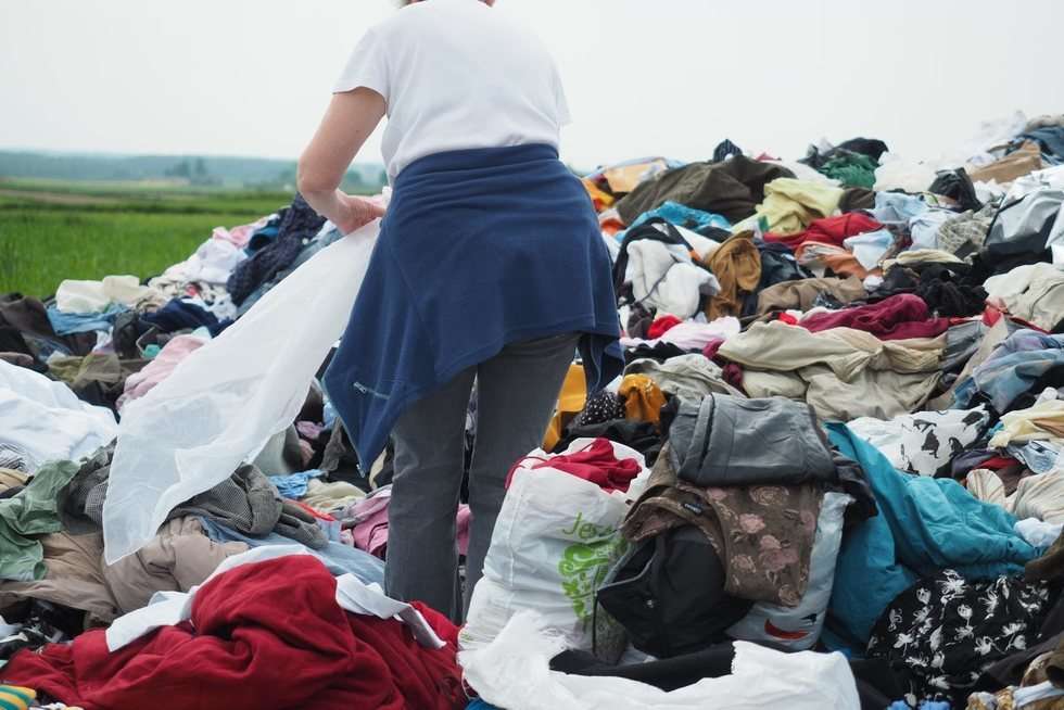  Ktoś wyrzucił ubrania w polu (zdjęcie 3) - Autor: Maciej Kaczanowski