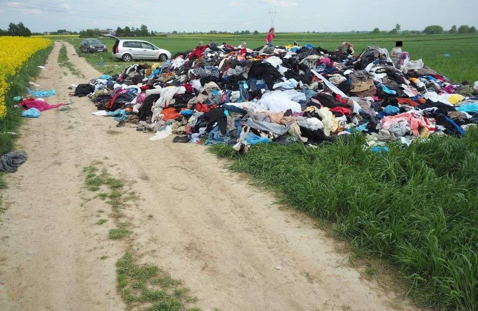  Ktoś wyrzucił ubrania w polu (zdjęcie 10) - Autor: Maciej Kaczanowski