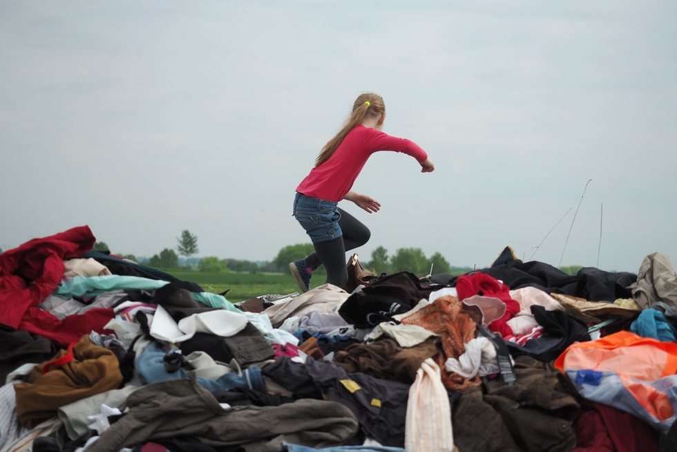  Ktoś wyrzucił ubrania w polu (zdjęcie 6) - Autor: Maciej Kaczanowski