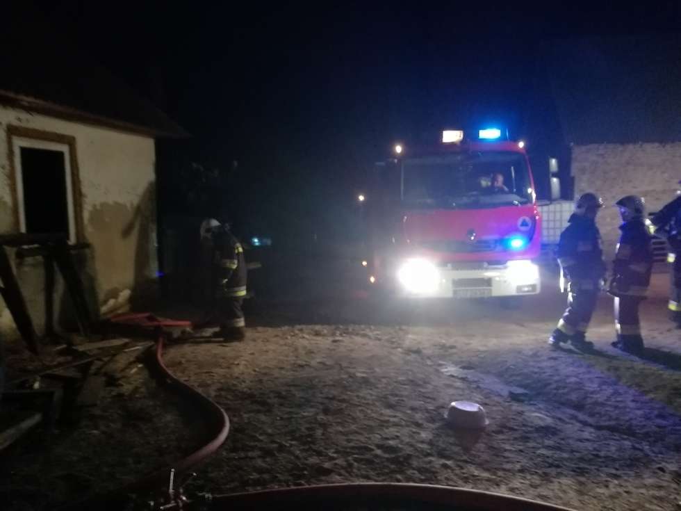  Pożar domu w miejscowości Płouszowice-Kolonia (zdjęcie 4) - Autor: KM PSP Lublin