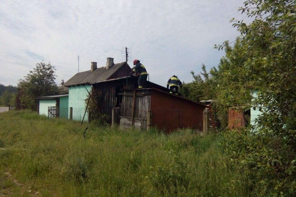  Pożar domu przy ul. Wólka Profecka w Puławach  - Autor: Radosław Szczęch