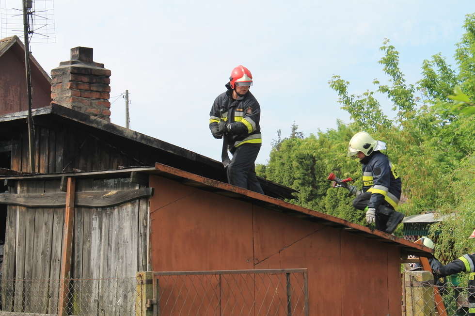  Pożar domu przy ul. Wólka Profecka w Puławach (zdjęcie 2) - Autor: Radosław Szczęch