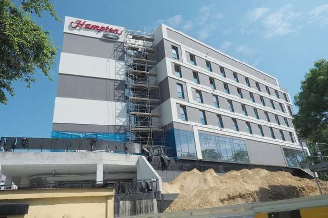 <p>Przy ul. P&oacute;łnocnej kończy się budowa hotelu sieci Hampton by Hilton</p>