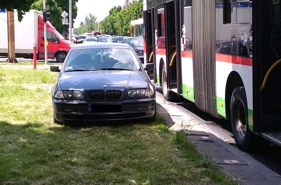  Al. Racławickie: Zderzenie autobusu i BMW (zdjęcie 3) - Autor: Grzegorz Rekiel
