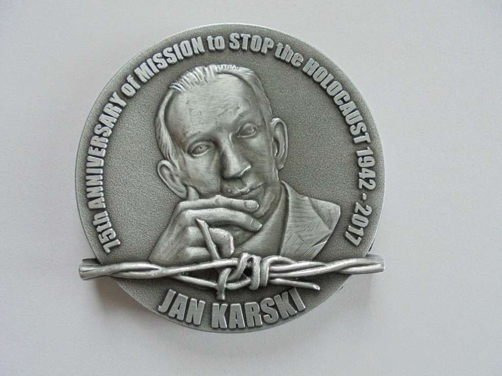  <p>Medal 75-lecia Misji Jana Karskiego projektu Janusza Kapusty, w&nbsp;wykonaniu Wiesława Kuleja</p>