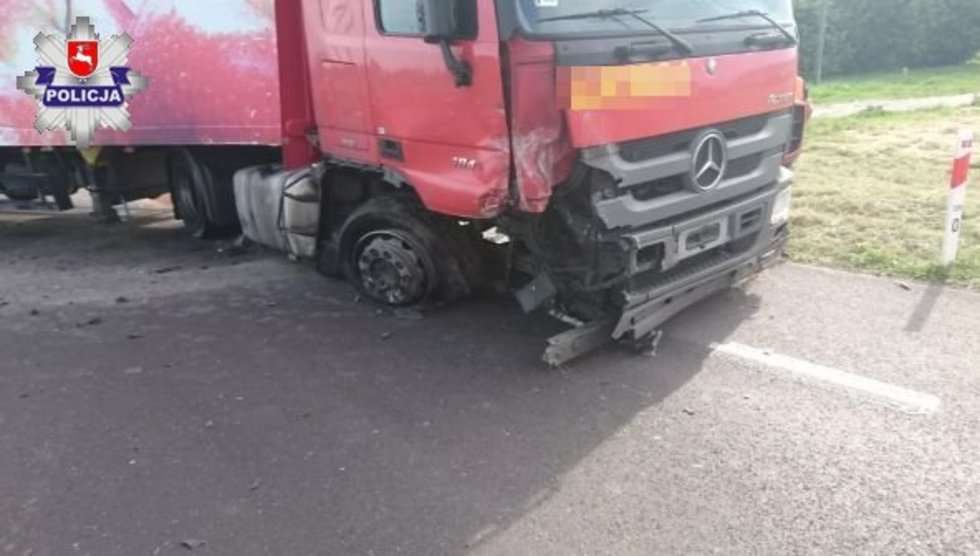  Sobieszczany Kolonia: Zderzenie ciężarówki z osobówką (zdjęcie 2) - Autor: Policja