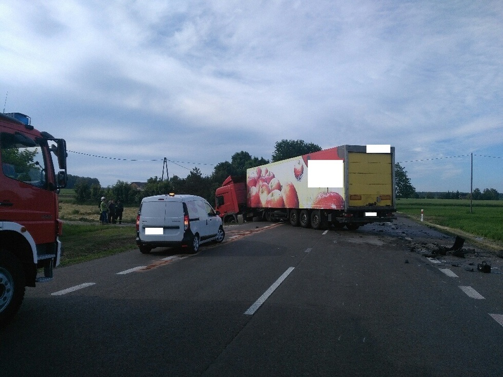  Sobieszczany Kolonia: Zderzenie ciężarówki z osobówką (zdjęcie 5) - Autor: KM PSP Lublin