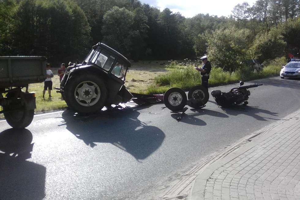  Kiełczewice Górne. Wypadek z udziałem ciągnika (zdjęcie 1) - Autor: Piotr Rzetelski