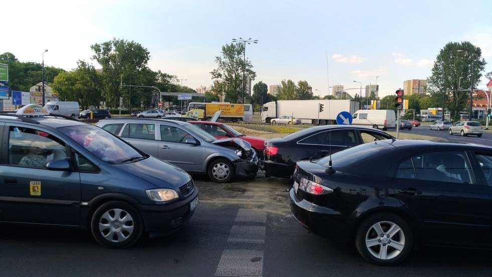 Wypadek na rondzie Dmowskiego w Lublinie (zdjęcie 1) - Autor: Grzegorz Rekiel