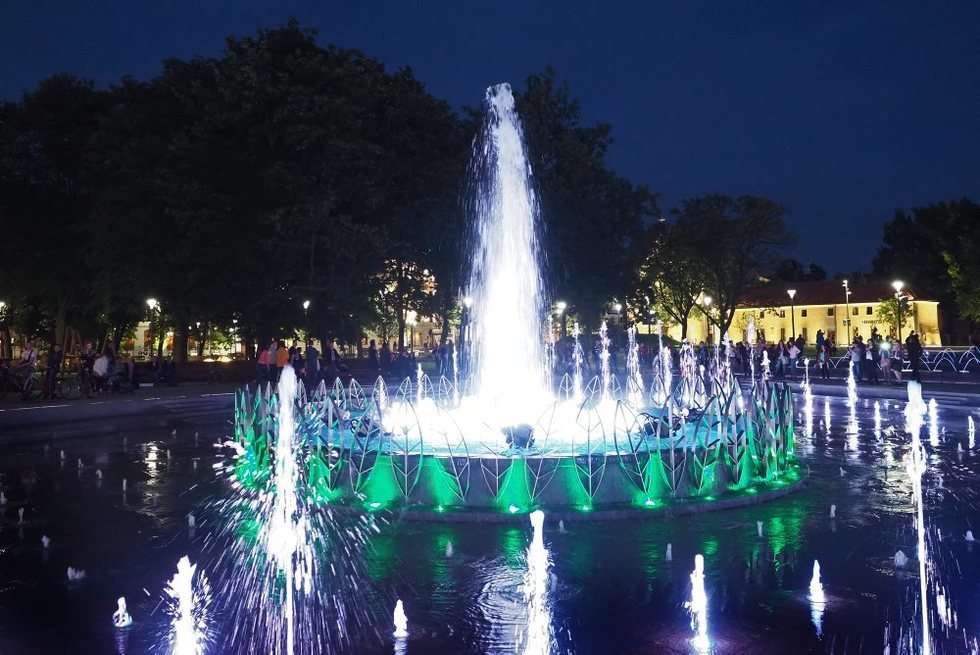 Nowa fontanna na placu Litewskim  (zdjęcie 6) - Autor: Wojciech Nieśpiałowski