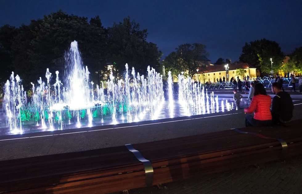  Nowa fontanna na placu Litewskim  (zdjęcie 2) - Autor: Wojciech Nieśpiałowski
