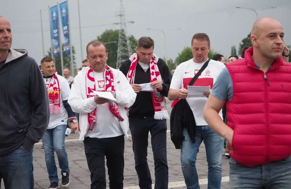  Kibice przed meczem Polska - Słowacja (zdjęcie 6) - Autor: Wojciech Nieśpiałowski