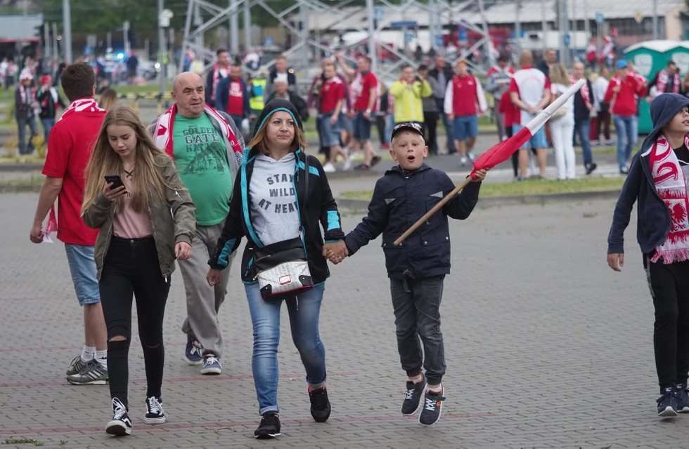  Kibice przed meczem Polska - Słowacja (zdjęcie 9) - Autor: Wojciech Nieśpiałowski