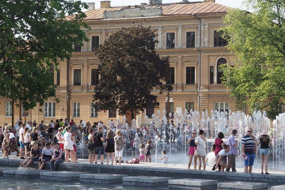  Nowa fontanna na placu Litewskim. Kąpiele i zabawa (zdjęcie 44) - Autor: Wojciech Nieśpiałowski