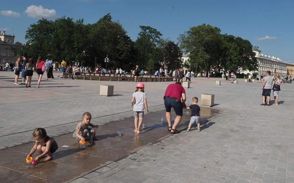  Nowa fontanna na placu Litewskim. Kąpiele i zabawa  - Autor: Wojciech Nieśpiałowski