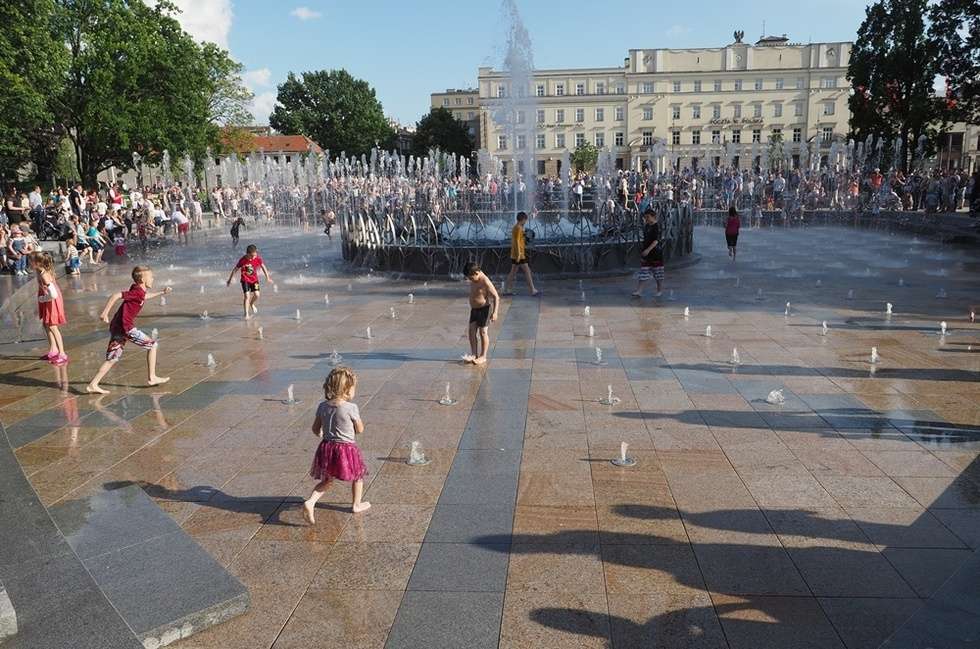  Nowa fontanna na placu Litewskim. Kąpiele i zabawa (zdjęcie 14) - Autor: Wojciech Nieśpiałowski