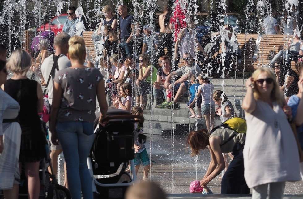 Nowa fontanna na placu Litewskim. Kąpiele i zabawa (zdjęcie 42) - Autor: Wojciech Nieśpiałowski