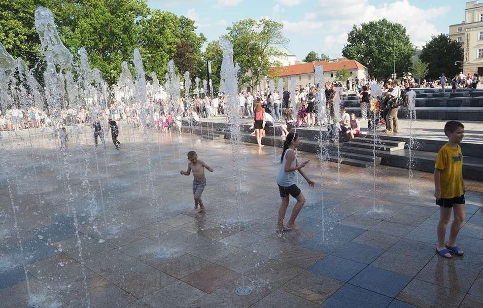  Nowa fontanna na placu Litewskim. Kąpiele i zabawa (zdjęcie 29) - Autor: Wojciech Nieśpiałowski