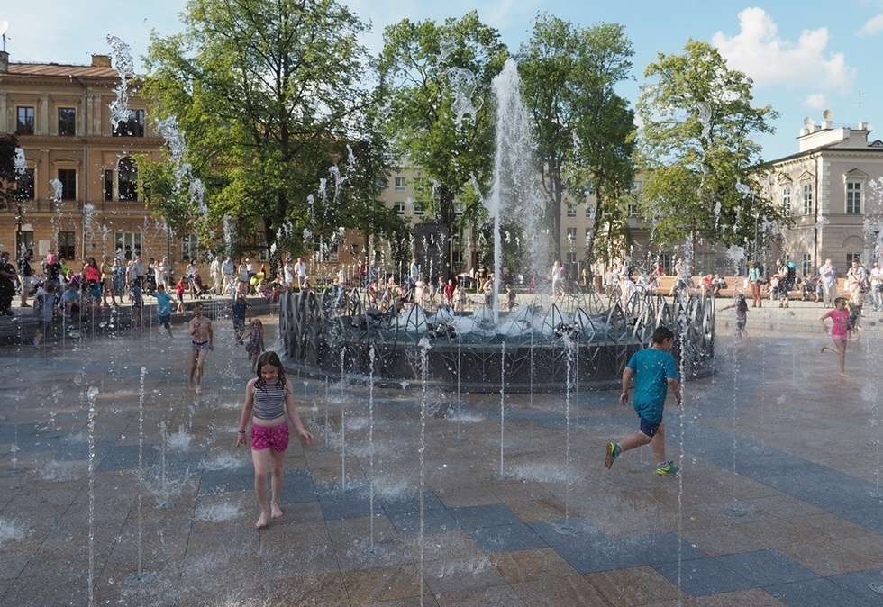  Nowa fontanna na placu Litewskim. Kąpiele i zabawa (zdjęcie 35) - Autor: Wojciech Nieśpiałowski