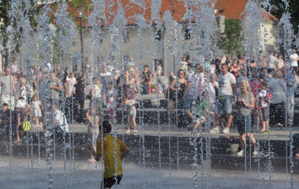  Nowa fontanna na placu Litewskim. Kąpiele i zabawa (zdjęcie 21) - Autor: Wojciech Nieśpiałowski