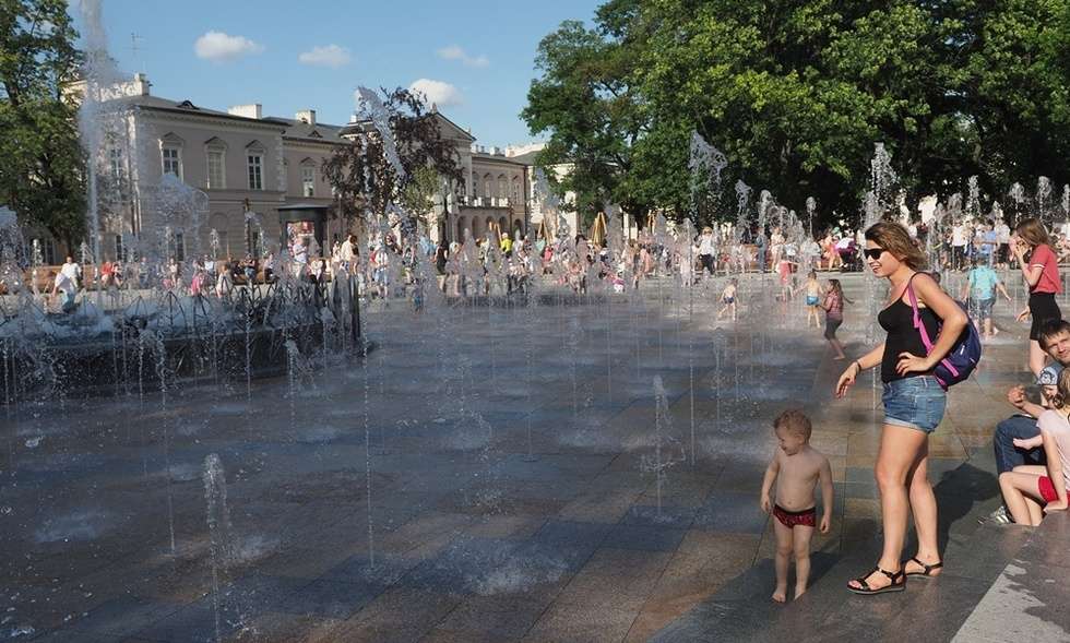  Nowa fontanna na placu Litewskim. Kąpiele i zabawa (zdjęcie 33) - Autor: Wojciech Nieśpiałowski