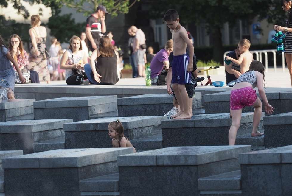  Nowa fontanna na placu Litewskim. Kąpiele i zabawa (zdjęcie 26) - Autor: Wojciech Nieśpiałowski