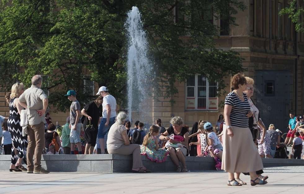  Nowa fontanna na placu Litewskim. Kąpiele i zabawa (zdjęcie 50) - Autor: Wojciech Nieśpiałowski