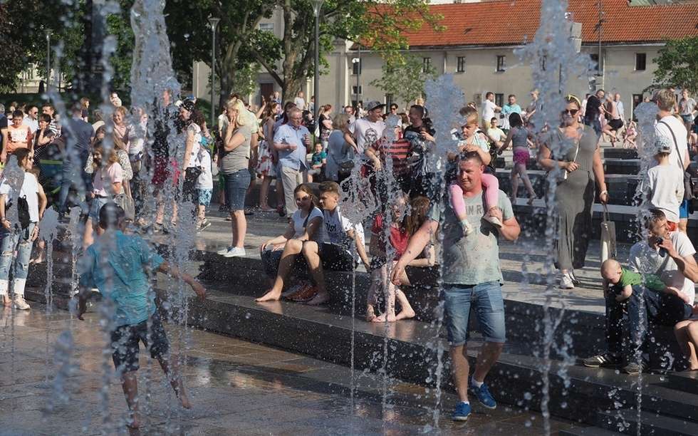  Nowa fontanna na placu Litewskim. Kąpiele i zabawa (zdjęcie 25) - Autor: Wojciech Nieśpiałowski