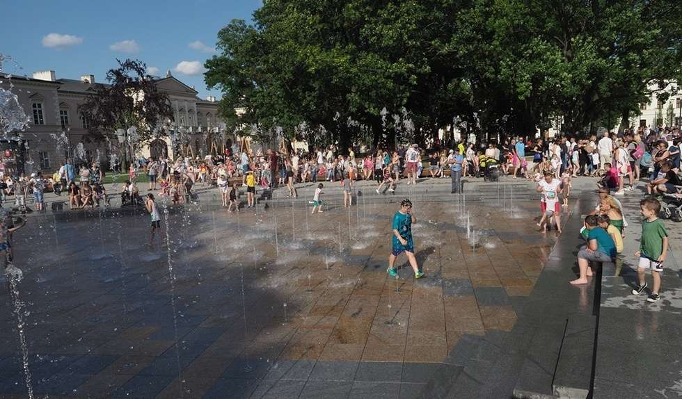  Nowa fontanna na placu Litewskim. Kąpiele i zabawa (zdjęcie 34) - Autor: Wojciech Nieśpiałowski