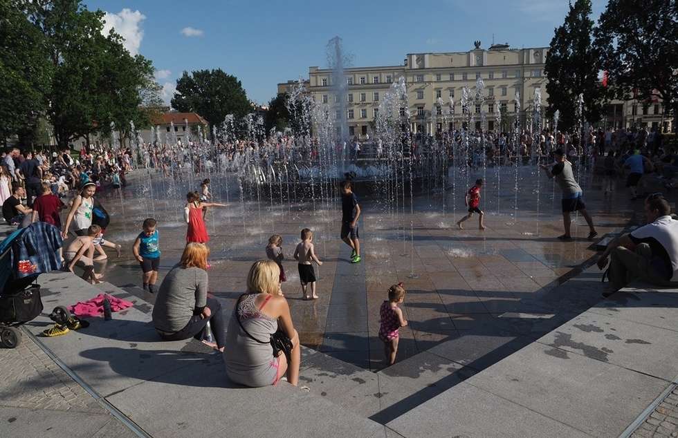  Nowa fontanna na placu Litewskim. Kąpiele i zabawa (zdjęcie 13) - Autor: Wojciech Nieśpiałowski