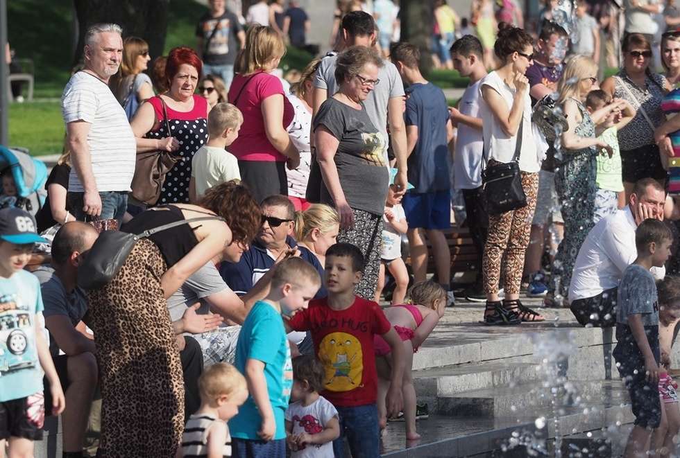  Nowa fontanna na placu Litewskim. Kąpiele i zabawa (zdjęcie 16) - Autor: Wojciech Nieśpiałowski
