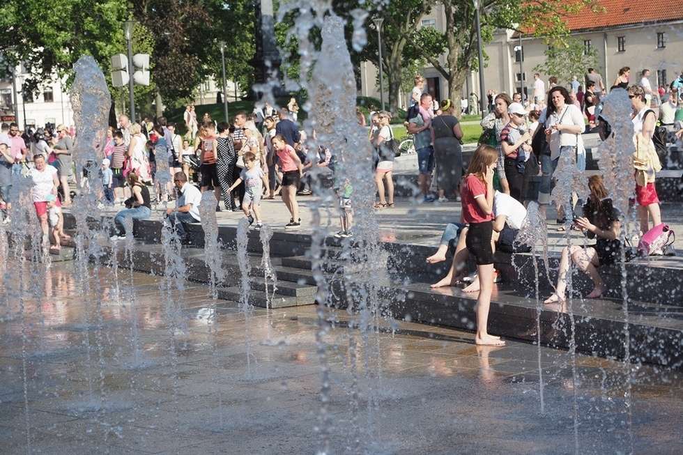  Nowa fontanna na placu Litewskim. Kąpiele i zabawa (zdjęcie 28) - Autor: Wojciech Nieśpiałowski