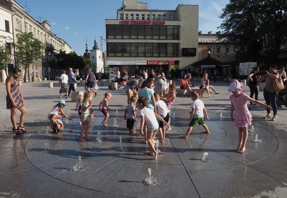  Nowa fontanna na placu Litewskim. Kąpiele i zabawa (zdjęcie 24) - Autor: Wojciech Nieśpiałowski