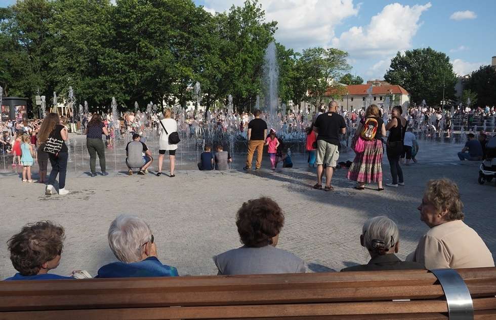 Nowa fontanna na placu Litewskim. Kąpiele i zabawa (zdjęcie 11) - Autor: Wojciech Nieśpiałowski