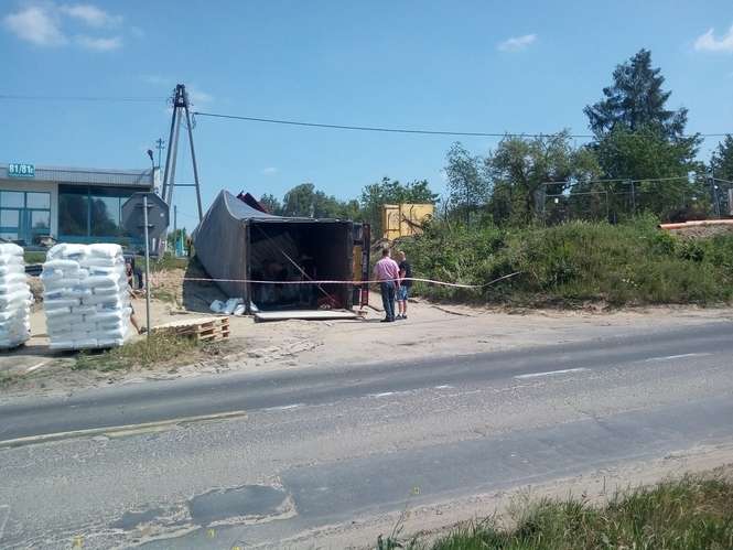 Lublin: Wywrócona ciężarówka