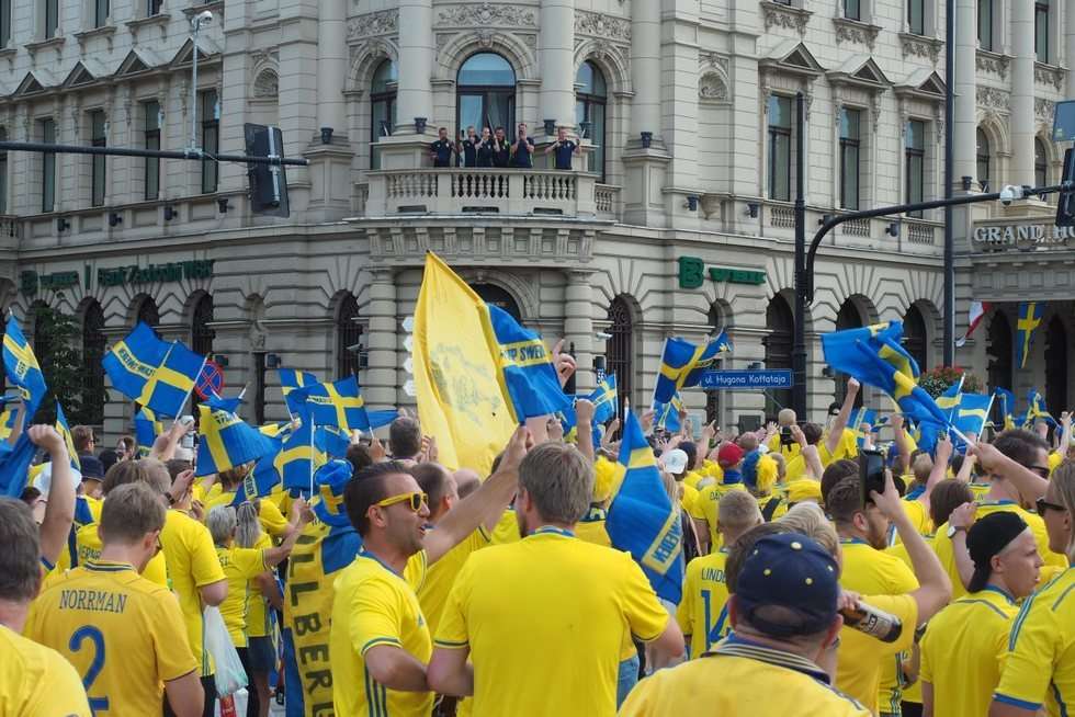   Szwedzcy kibice znów przeszli przez miasto  (zdjęcie 6) - Autor: Maciej Kaczanowski