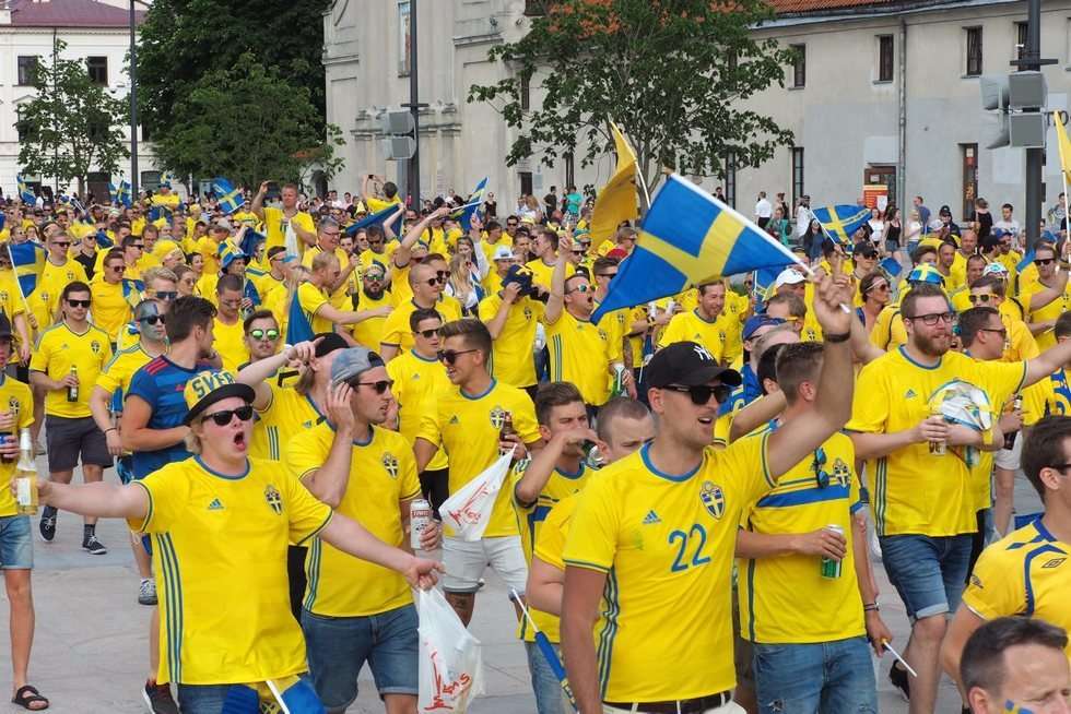   Szwedzcy kibice znów przeszli przez miasto  (zdjęcie 8) - Autor: Maciej Kaczanowski