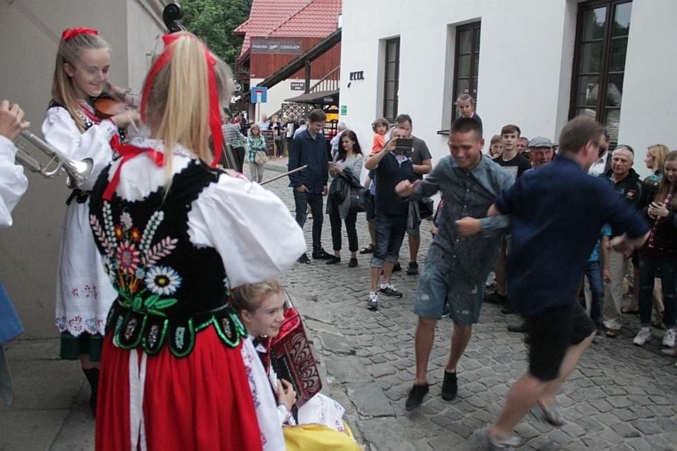  Festiwal Kapel i Śpiewaków Ludowych w Kazimierzu Dolnym (drugi dzień) (zdjęcie 1) - Autor: Katarzyna Gurmińska