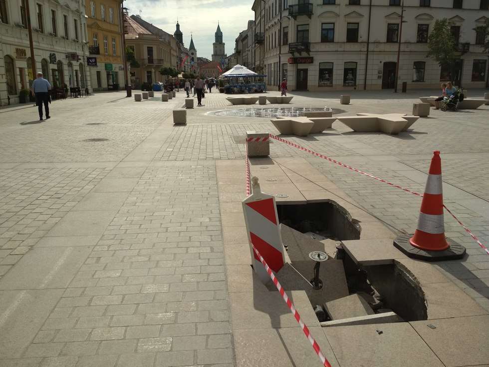  Zniszczona kolejna fontanna na pl. Litewskim (zdjęcie 9) - Autor: Paweł Buczkowski